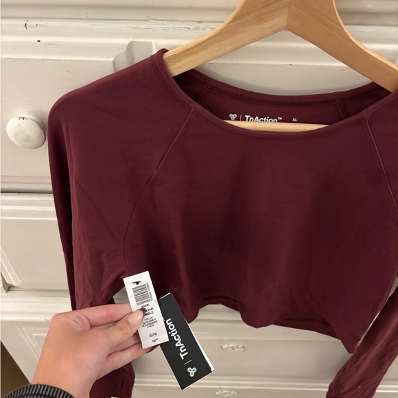TNA Action Breathe Tumble long sleeve in spiced burgundy - Picture 4 of 5